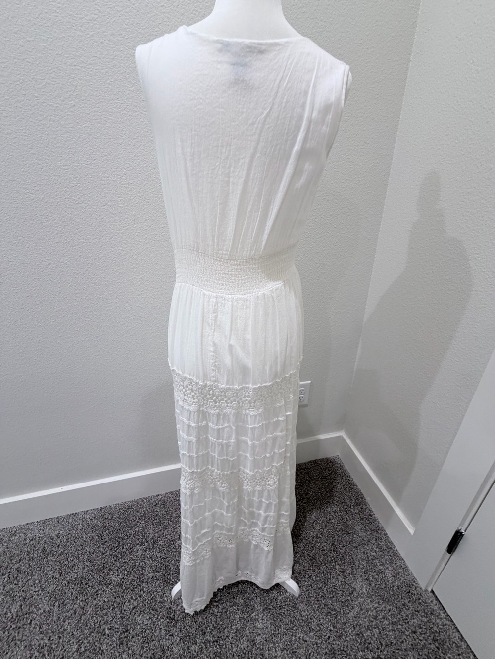 Sleeveless White Maxi Dress with Lace Panels - Picture 3 of 8